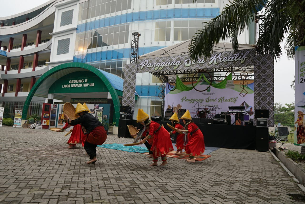 Puluhan Kreator Seni dan Musik Unjuk Kebolehan di UIR, Panggung Seni Kreatif Ditaja FKIP - Dispar Riau