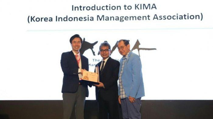  Direktur Utama Bank BRI Sunarso Terima Indonesia Humane Entrepreneurship Award 2019 