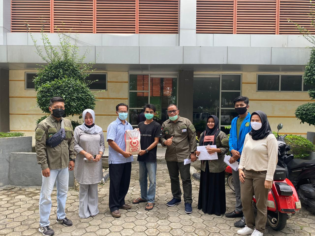 IKA UIR Kembali Salurkan 100 Paket Sembako Berikut Masker dan Hand Sanitizer
