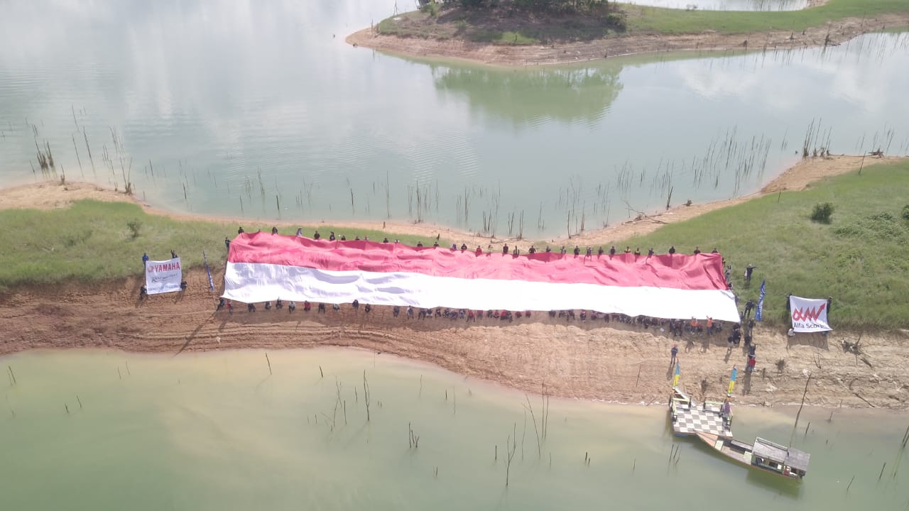 PT Alfa Scorpii Pekanbaru Taja 'Touring Kemerdekaan', Kibarkan bendera Merah Putih Sepanjang 150 Meter di Puncak Kompe Kampar