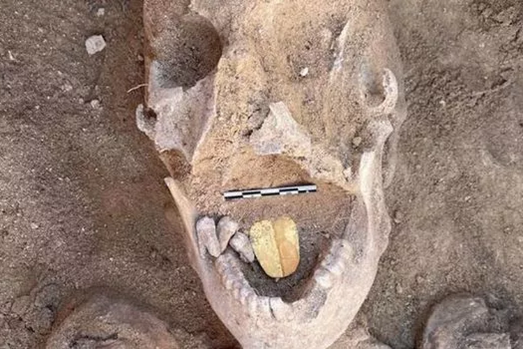 Mumi dengan Lidah Emas Berusia 2.000 Tahun Ditemukan di Mesir
