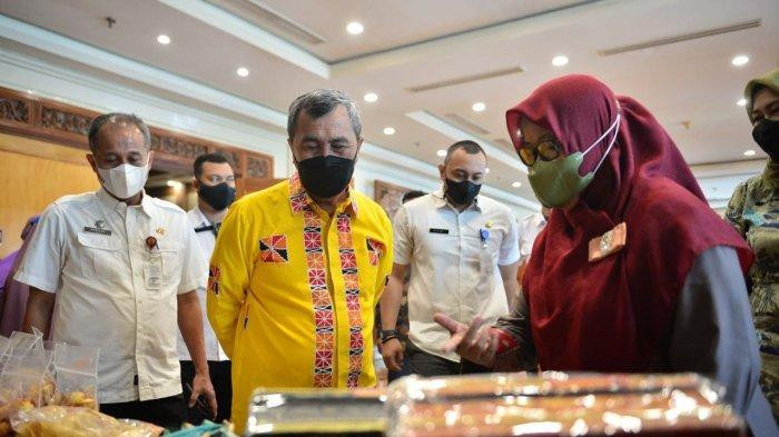 Gubernur Syamsuar Beri Pengharggan 9 Koperasi Berprestasi di Riau 