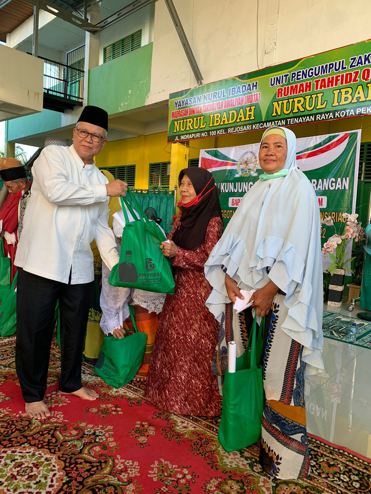Reses di Nurul Ibadah, Anggota DPR RI Syamsurizal  Bagikan 150 Paket Sembako dan Beri Bantuan Masjid