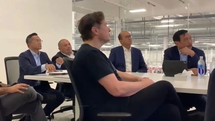 Elon Musk Pakai Kaus Oblong Murah saat Ketemu Menteri Luhut, Lihat Fotonya