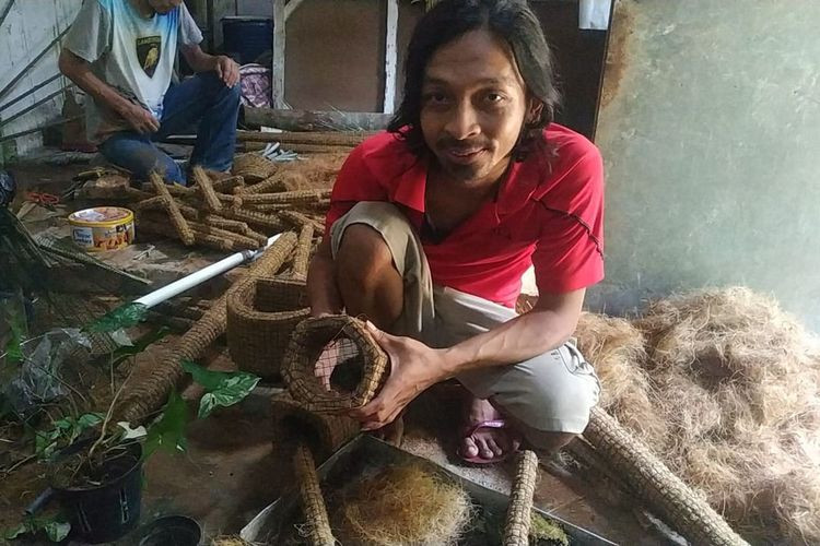 Pria Ini Raup Omzet Jutaan Per Bulan dari Olahan Serabut Kelapa Jadi Pot Tanaman Hias