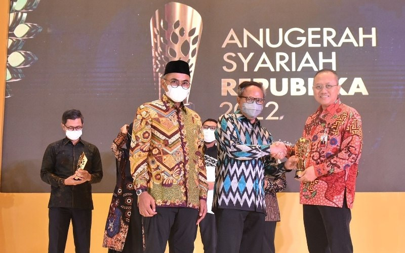 Bank Riau Kepri Raih Penghargaan Bank Syariah Terbaik Kategori BPD   