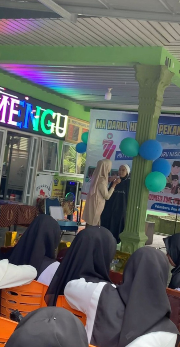 Wardah Pelopori Produk Kosmetik Halal. Gelar Beauty Demo di Pesantren MA Darul Hikmah Pekanbaru