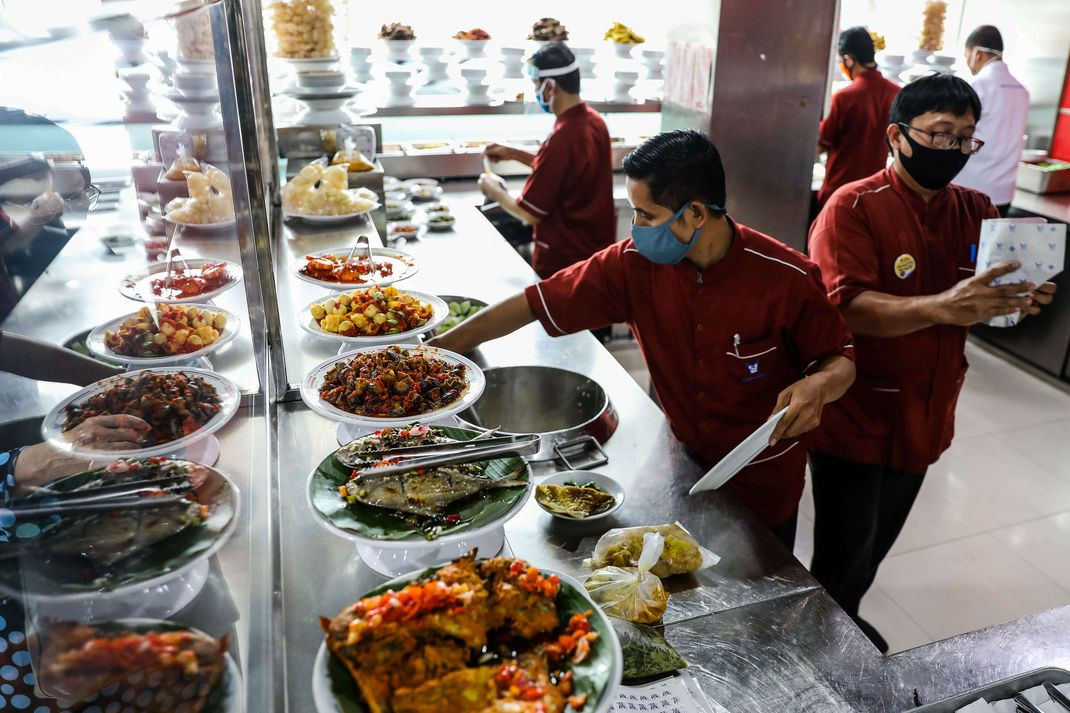 Kisah Bos RM Sederhana, Bustaman Pergi Merantau Sampai Jakarta Jadi Raja Restoran Padang di Indonesia